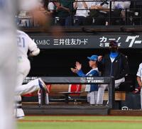 　６回、清宮幸（２１）がソロを放ち、拳を握る新庄監督（右）＝撮影・中島達哉