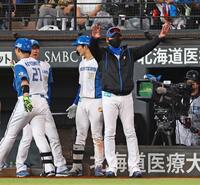 　６回、ソロを放った清宮幸（左）を迎え、球審を呼ぶ新庄監督（右）＝撮影・中島達哉