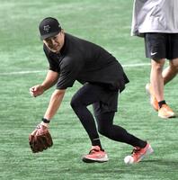 　ノックを受ける田中将（撮影・佐藤厚）