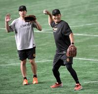 　ノックを受ける田中将（左は大勢）＝撮影・佐藤厚