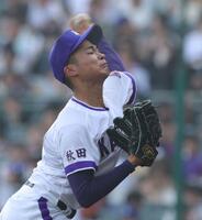 　５回、２番手で登板した金足農・佐藤凌（撮影・坂部計介）