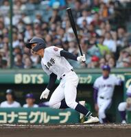 　７回、沖縄尚学・阿波根は左前に先制適時打を放つ（撮影・坂部計介）