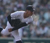 　汗を飛ばし力投する沖縄尚学・末吉（撮影・坂部計介）