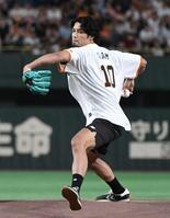　豪快な投球を見せるハンドボール・ジークスター東京の部井久アダム勇樹（撮影・佐藤厚）