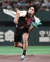 　豪快な投球を見せるハンドボール・ジークスター東京の部井久アダム勇樹（撮影・佐藤厚）