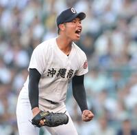 　完投勝利をあげた沖縄尚学・末吉は雄叫びをあげる（撮影・坂部計介）