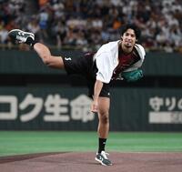 　豪快な投球を見せるハンドボール・ジークスター東京の部井久アダム勇樹（撮影・佐藤厚）