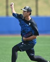 　試合前の練習でキャッチボールする藤浪（撮影・開出牧）