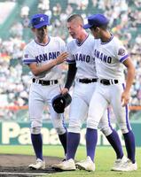 　初戦で敗退し悔し泣きする金足農・吉田（撮影・金居みつよし）