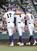 　初戦で敗退し肩を落とし引き上げる金足農・吉田（中央）＝撮影・金居みつよし