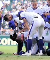 　初戦で敗退し、膝をつき泣き崩れる金足農・吉田（撮影・金居みつよし）