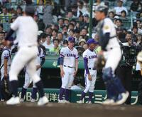 初戦突破ならず、がっくりと引き揚げる金足農・吉田（撮影・坂部計介）