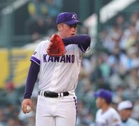 　７回、先制点を許し、マウンドで汗を拭う金足農・吉田（撮影・坂部計介）