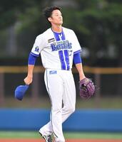 　２回、山瀬に死球を与え帽子を取る藤浪（撮影・開出牧）