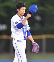 　２回、山瀬に死球を与え帽子を取る藤浪（撮影・開出牧）