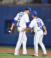 　４回、浦田に送りバントを決められ降板した藤浪（左）＝撮影・開出牧