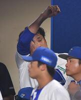　４回途中で降板しベンチで汗をぬぐう藤浪（撮影・開出牧）