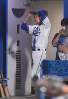 　４回途中で降板しベンチでスコアボードを見つめる藤浪（撮影・開出牧）