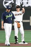 　３回泉口（右）は中前適時打を放ち、送球の間に二塁に進む（撮影・佐藤厚）