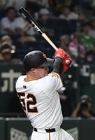 　２回、リチャードは左前に先制適時打を放つ（撮影・佐藤厚）