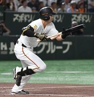 　３回、泉口は中前適時打を放つ（撮影・佐藤厚）