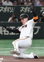 　３回、泉口の中前打で二走・丸が生還（撮影・佐藤厚）