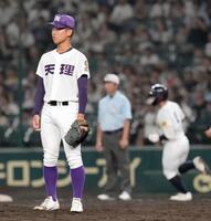 　４回、鳴門・橋本（奥）に同点２ランを浴びた天理・松村