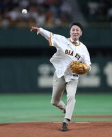 　ファーストピッチを務める元木大介氏＝２４年６月