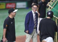 　笑顔で練習を見る元木大介氏＝２４年６月