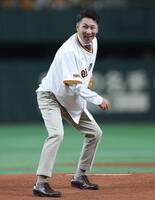 　ファーストピッチを務める元木大介氏＝２４年６月