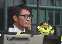 　解説席に座る元木大介氏＝２４年５月