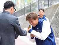 　元木大介氏（左）とタッチする田口＝２月