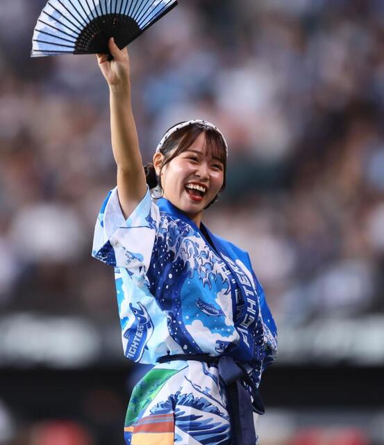 可愛いやないか！」夏仕様で激カワ大変身のファイターズガールに