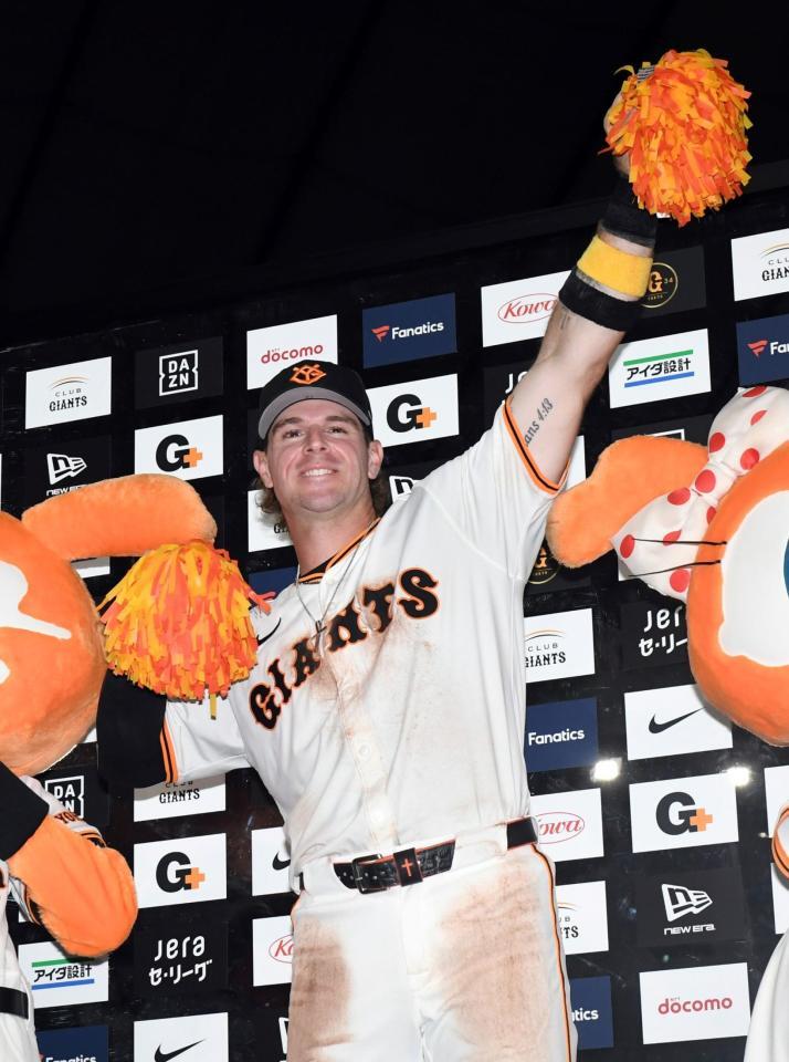 　お立ち台でお得意のポーズを決めるキャベッジ（撮影・佐藤厚）