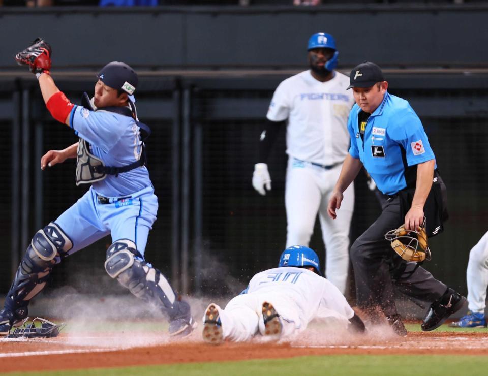 　二走郡司も頭から滑り込んで生還し、２ランスクイズに成功