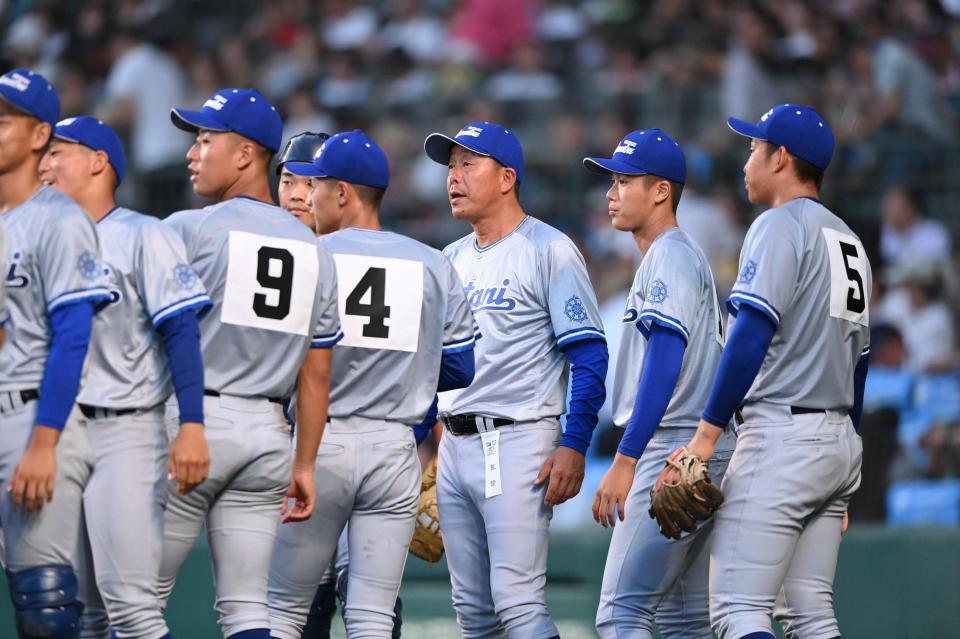 　５回を終え、選手らを集める小松大谷・西野貴裕監督（右から３人目）＝撮影・西田忠信