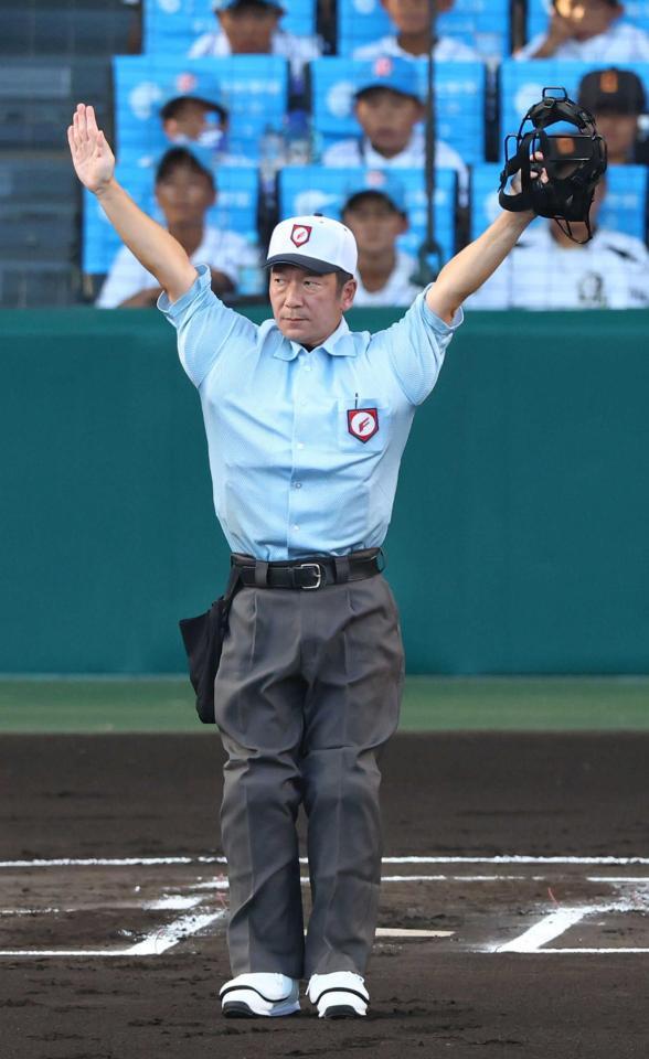 　白い帽子と白い靴でジャッジする球審