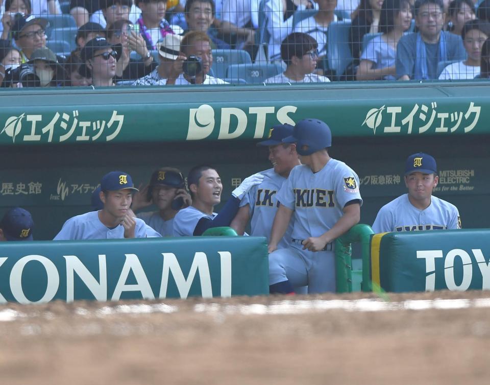 　５回、チームメートに必死にアピールする仙台育英・原亜佑久（中央）＝撮影・出月俊成