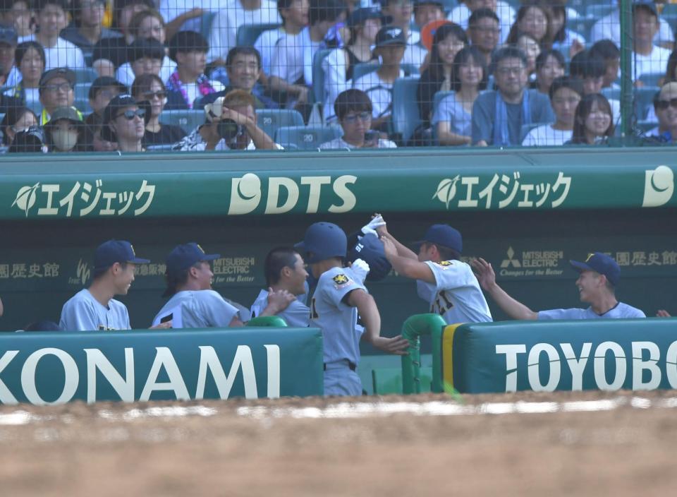 　５回、ようやくナインから祝福され、笑顔がこぼれる仙台育英・原亜佑久（中央）＝撮影・出月俊成