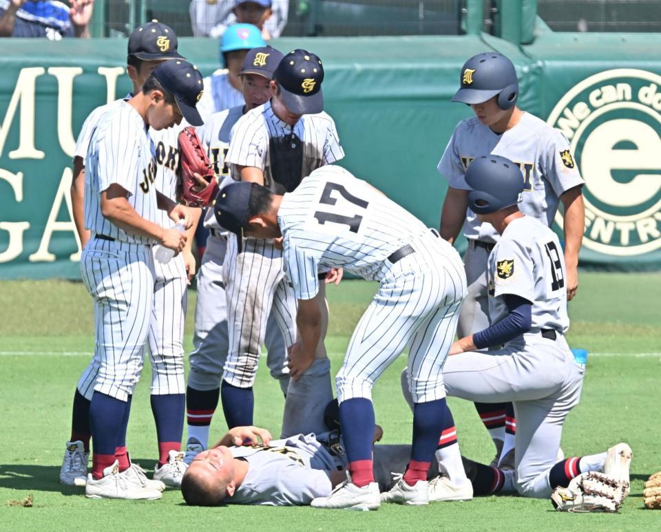 　８回の守備後、グラウンドに倒れ込む仙台育英・田山纏（中央下）＝撮影・西田忠信