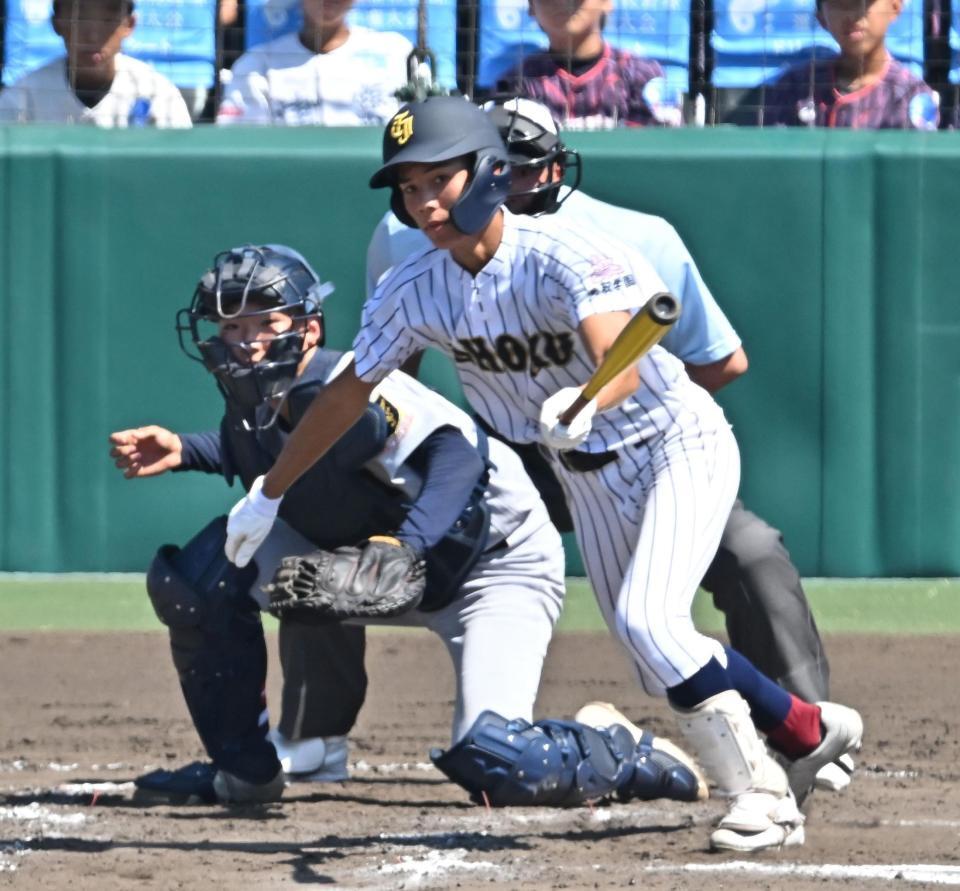 　８回、投ゴロに倒れる鳥取城北・吉村太一（撮影・西田忠信）