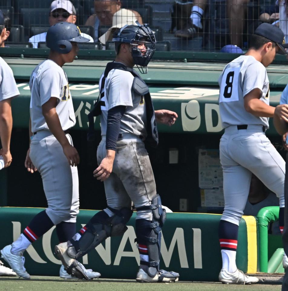 　手当てのため、ベンチに下がる仙台育英・川尻結大（中央）＝撮影・西田忠信