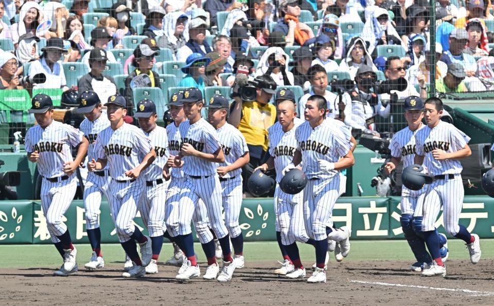 　仙台育英に敗れ、スタンドへあいさつに向かう鳥取城北ナイン（撮影・西田忠信）