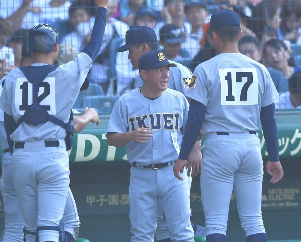 　３回、ナインに指示を送る仙台育英・須江航監督（撮影・出月俊成）