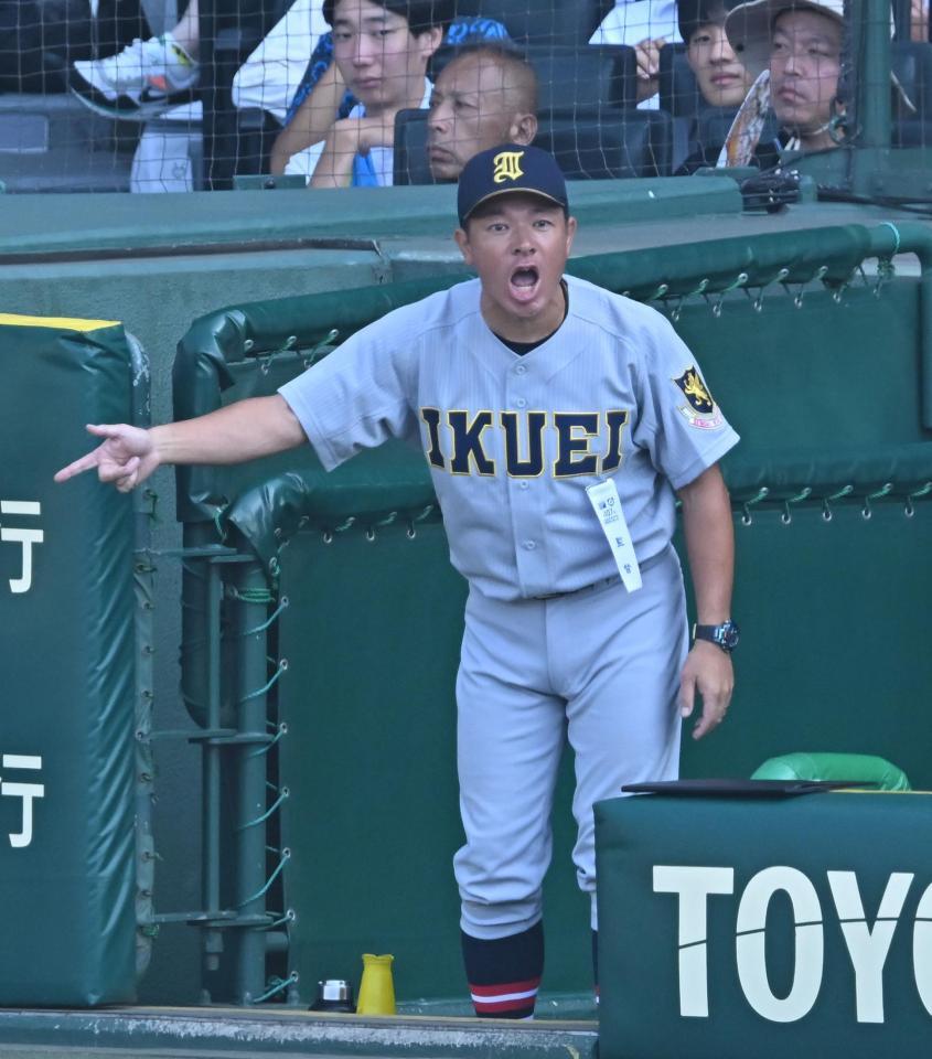 　４回、指示を出す仙台育英・須江航監督（撮影・西田忠信）