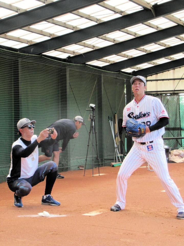 　ブルペンで投球を行う青柳。左は伊藤投手コーディネーター
