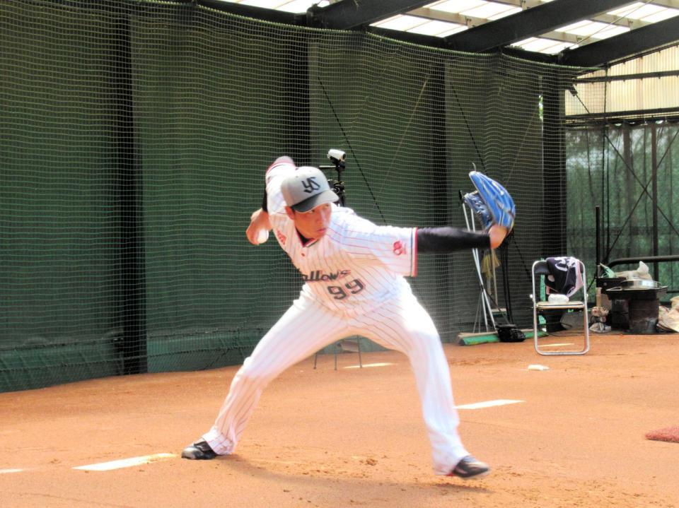 　ブルペンで投球を行う青柳