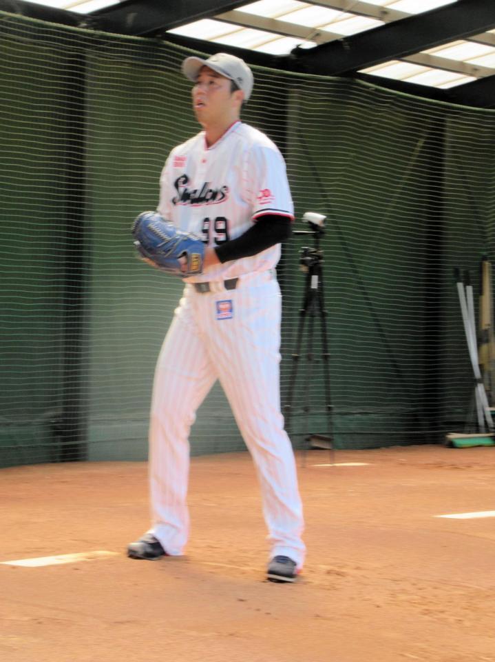 　ブルペンで投球を行う青柳