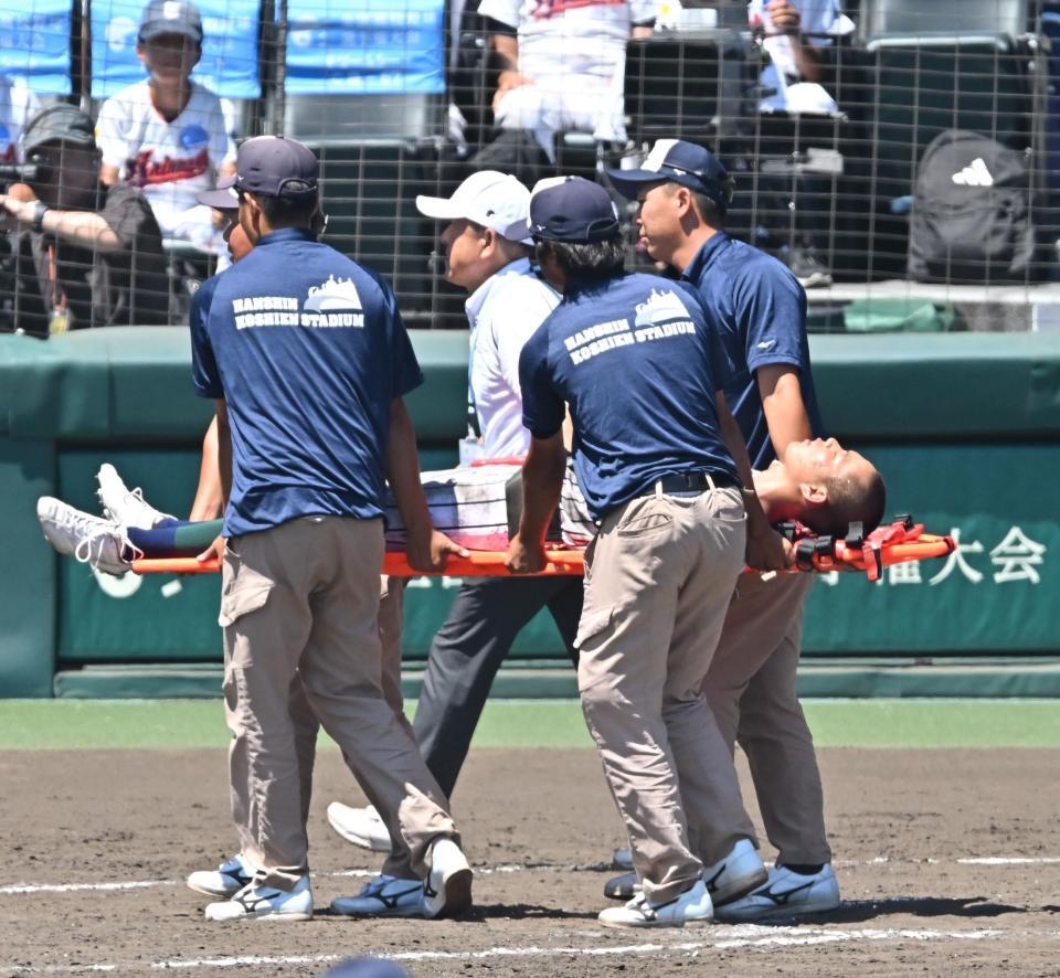 　８回、担架で運ばれる開星・小村拓矢（撮影・西田忠信）