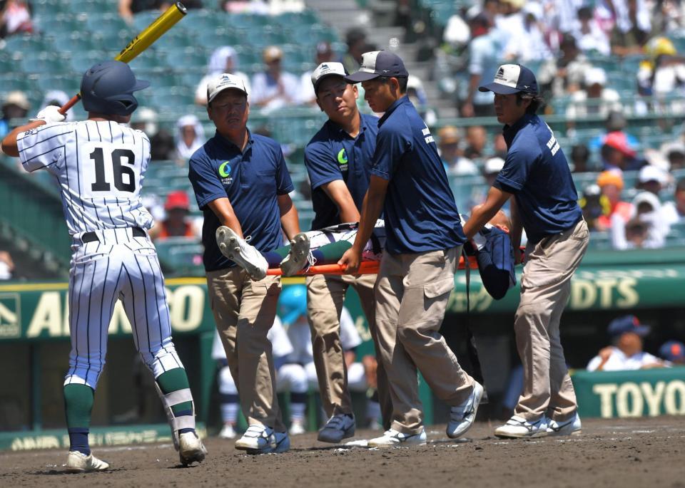 　８回、担架で運ばれる開星・小村（撮影・出月俊成）